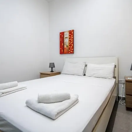 Modern & Spacious Near Valletta Apartmán *